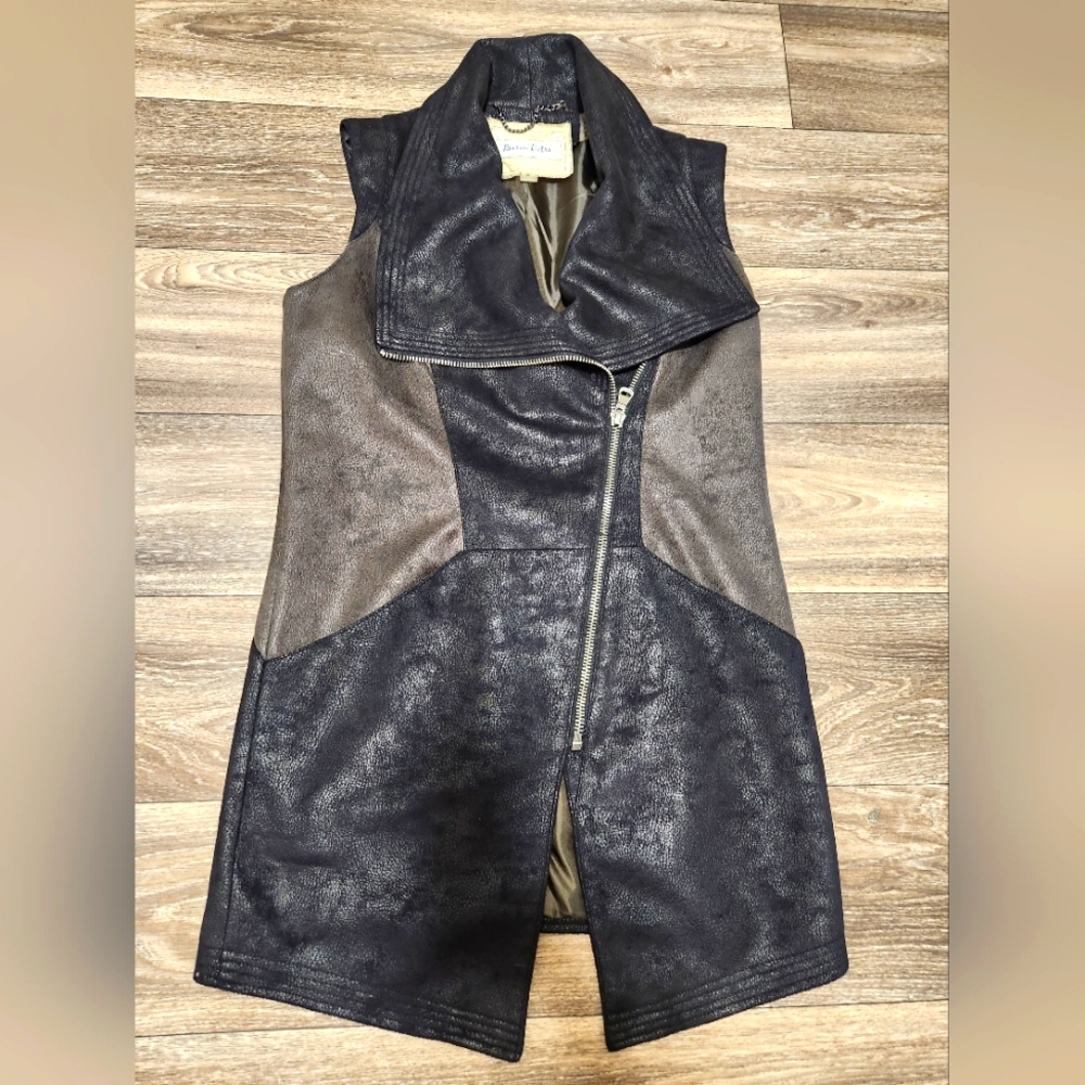 Raison D’etre blazer leather jacket for woman it’s in great condition. Size S